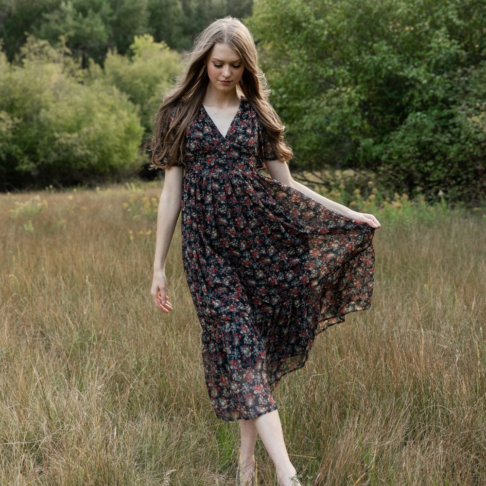 NWT Gemma Floral Maxi V-Neck Dress - Black